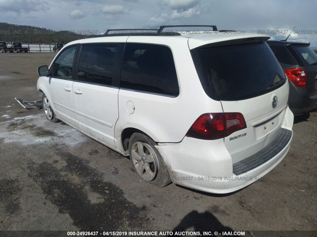 2V4RW3DG3BR691571 - 2011 VOLKSWAGEN ROUTAN SE WHITE photo 3