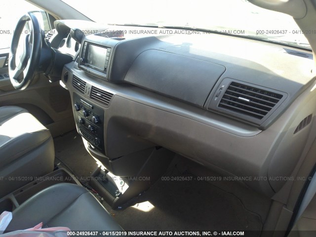 2V4RW3DG3BR691571 - 2011 VOLKSWAGEN ROUTAN SE WHITE photo 5