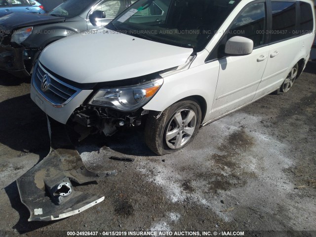 2V4RW3DG3BR691571 - 2011 VOLKSWAGEN ROUTAN SE WHITE photo 6