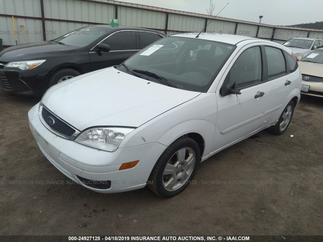 1FAHP37N97W227041 - 2007 FORD FOCUS ZX5/S/SE/SES WHITE photo 2