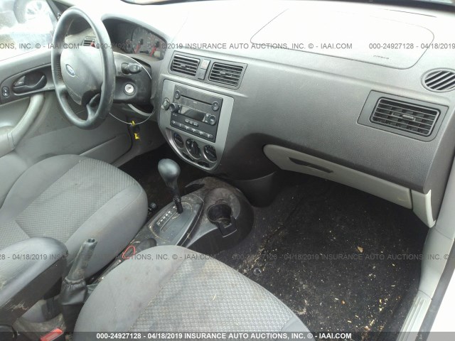 1FAHP37N97W227041 - 2007 FORD FOCUS ZX5/S/SE/SES WHITE photo 5