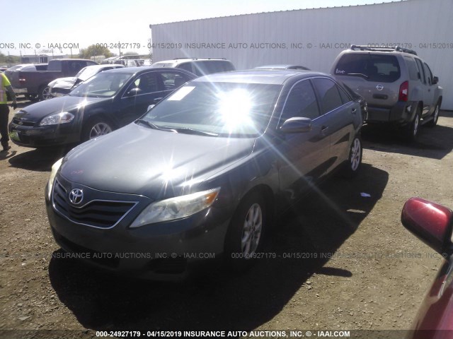 4T1BF3EK8BU215796 - 2011 TOYOTA CAMRY SE/LE/XLE GRAY photo 2