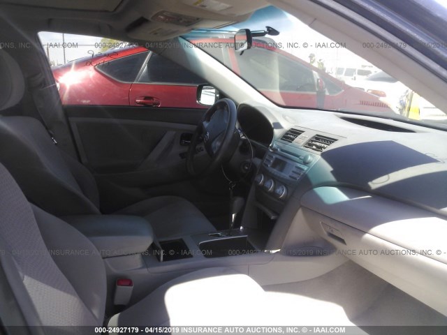 4T1BF3EK8BU215796 - 2011 TOYOTA CAMRY SE/LE/XLE GRAY photo 5