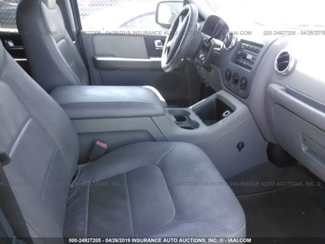 1FMPU15585LA53074 - 2005 FORD EXPEDITION XLT GRAY photo 5