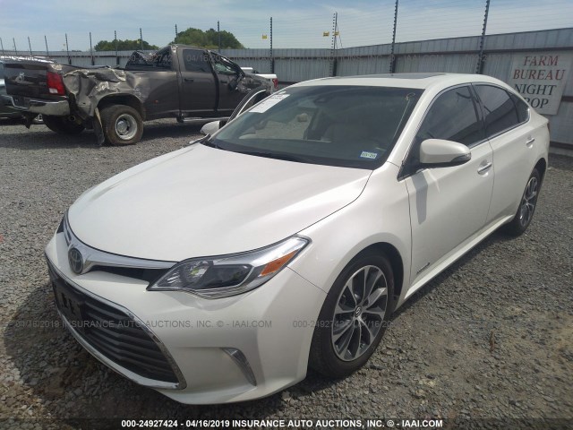 4T1BD1EB1JU060873 - 2018 TOYOTA AVALON HYBRID/PLUS/XLE PREM/LTD WHITE photo 2