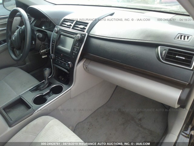 4T1BF1FK3FU038440 - 2015 TOYOTA CAMRY LE/XLE/SE/XSE შავი ფოტო 5