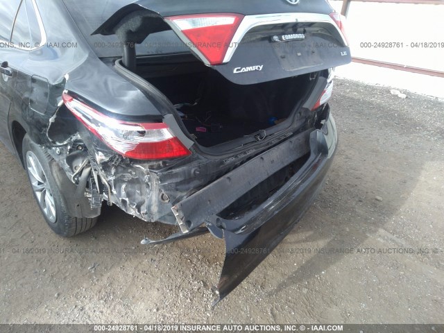 4T1BF1FK3FU038440 - 2015 TOYOTA CAMRY LE/XLE/SE/XSE შავი ფოტო 6