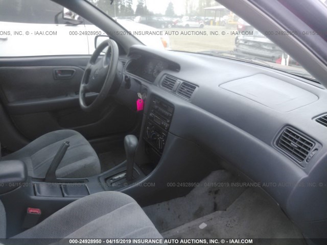 JT2BG22K1V0080844 - 1997 TOYOTA CAMRY LE/XLE أرجواني صورة 5