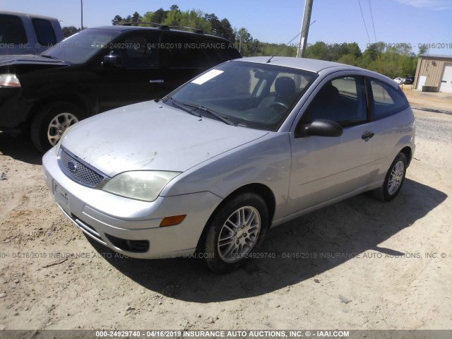 3FAFP31N45R145735 - 2005 FORD FOCUS ZX3 SILVER photo 2