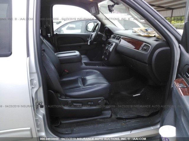 1GNUKJE31AR243180 - 2010 CHEVROLET SUBURBAN K1500 LT SILVER photo 5