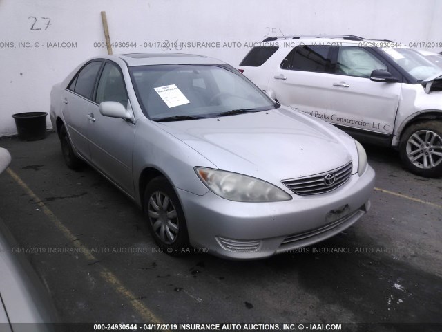 4T1BE32K15U972504 - 2005 TOYOTA CAMRY LE/XLE/SE SILVER photo 1