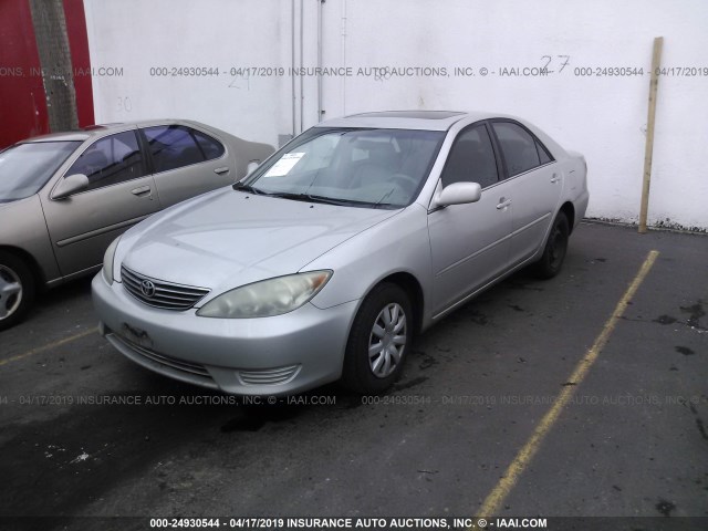 4T1BE32K15U972504 - 2005 TOYOTA CAMRY LE/XLE/SE SILVER photo 2