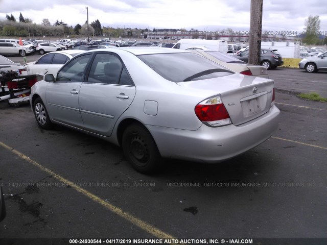 4T1BE32K15U972504 - 2005 TOYOTA CAMRY LE/XLE/SE SILVER photo 3