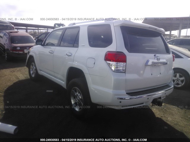 JTEBU5JR2D5147366 - 2013 TOYOTA 4RUNNER SR5/LIMITED/TRAIL WHITE photo 3