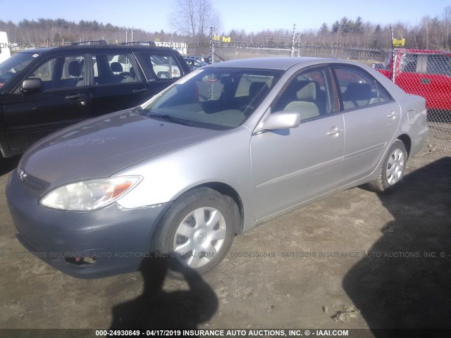 4T1BE32K92U518710 - 2002 TOYOTA CAMRY LE/XLE/SE SILVER photo 2