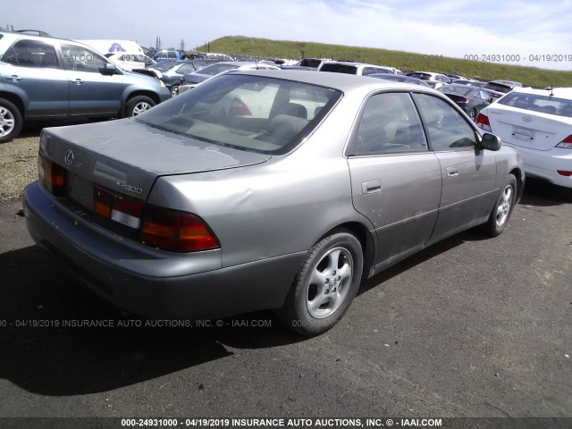 JT8BF22G5V5005684 - 1997 LEXUS ES 300 GRAY photo 4