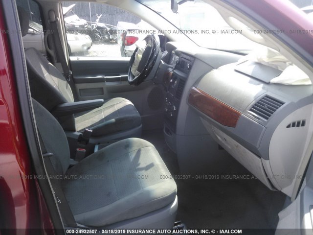 2A8HR44H98R748370 - 2008 CHRYSLER TOWN & COUNTRY  RED photo 5