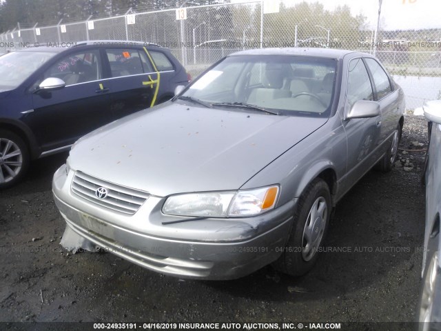 JT2BF28K5W0107085 - 1998 TOYOTA CAMRY LE/XLE GRAY photo 2