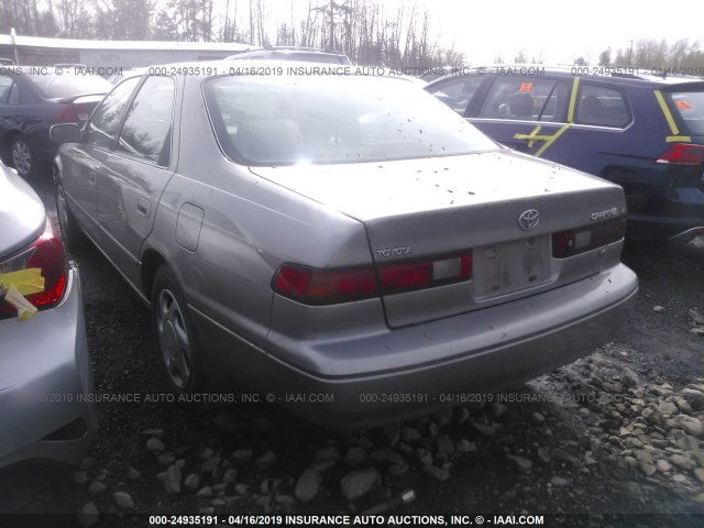 JT2BF28K5W0107085 - 1998 TOYOTA CAMRY LE/XLE GRAY photo 3