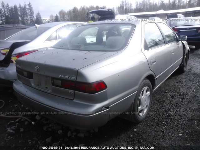 JT2BF28K5W0107085 - 1998 TOYOTA CAMRY LE/XLE GRAY photo 4