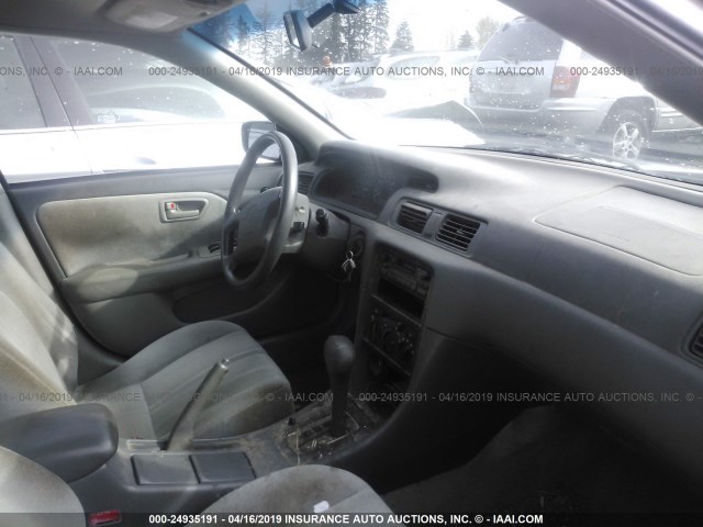 JT2BF28K5W0107085 - 1998 TOYOTA CAMRY LE/XLE GRAY photo 5