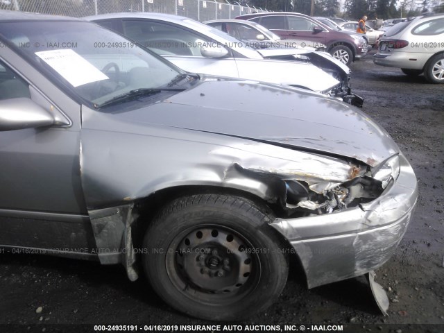 JT2BF28K5W0107085 - 1998 TOYOTA CAMRY LE/XLE Grau Foto 6