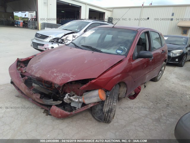 3FAFP37N05R152446 - 2005 FORD FOCUS ZX5 RED photo 2