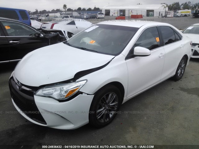 4T1BF1FKXGU511056 - 2016 TOYOTA CAMRY LE/XLE/SE/XSE WHITE photo 2