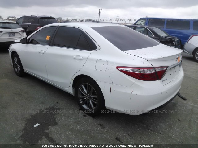 4T1BF1FKXGU511056 - 2016 TOYOTA CAMRY LE/XLE/SE/XSE WHITE photo 3