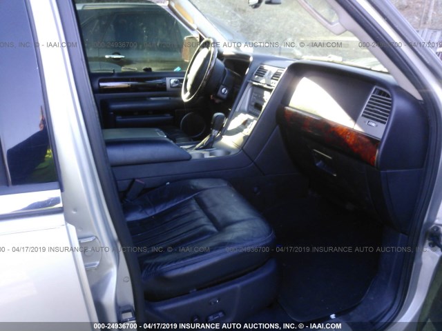 5LMFU28R33LJ38124 - 2003 LINCOLN NAVIGATOR 银色 照片 5