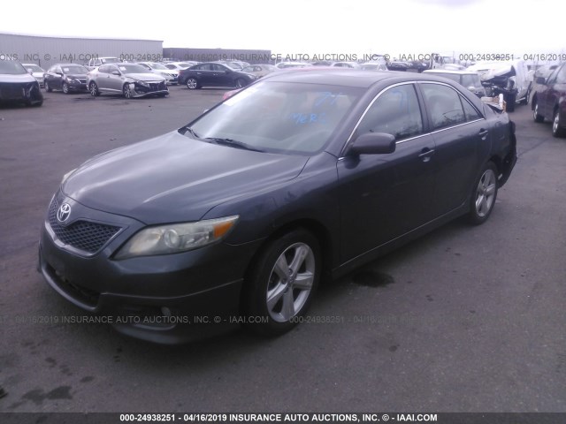 4T1BK3EK0BU131113 - 2011 TOYOTA CAMRY SE/LE/XLE GRAY photo 2