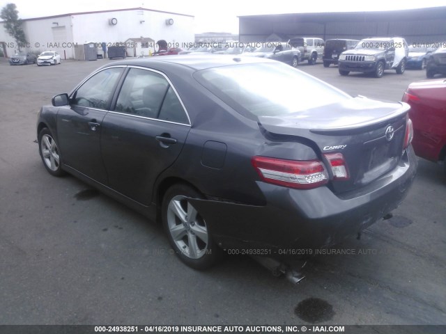 4T1BK3EK0BU131113 - 2011 TOYOTA CAMRY SE/LE/XLE GRAY photo 3