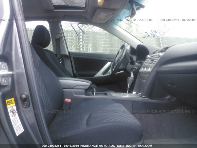 4T1BK3EK0BU131113 - 2011 TOYOTA CAMRY SE/LE/XLE GRAY photo 5