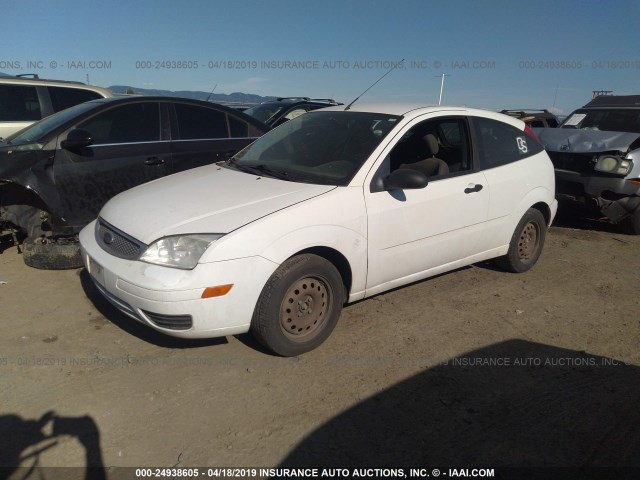 3FAFP31N25R112040 - 2005 FORD FOCUS ZX3 WHITE photo 2