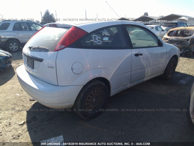 3FAFP31N25R112040 - 2005 FORD FOCUS ZX3 WHITE photo 4