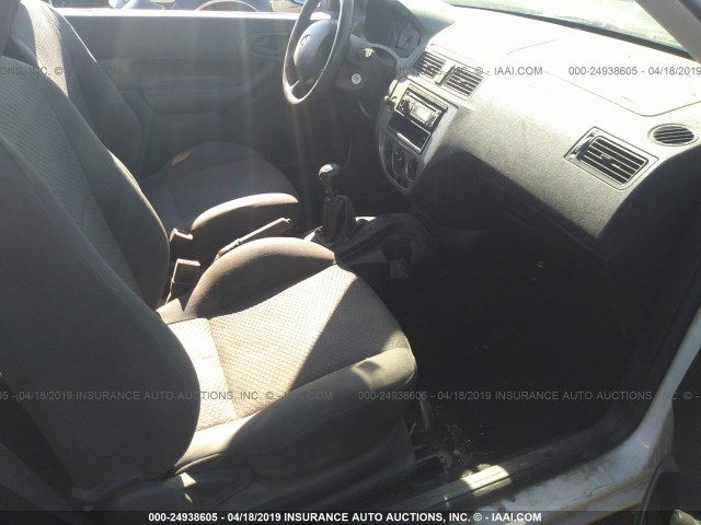 3FAFP31N25R112040 - 2005 FORD FOCUS ZX3 WHITE photo 5