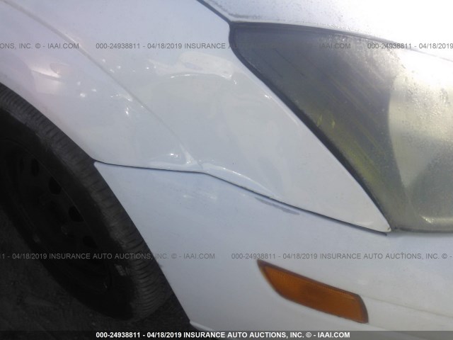 1FAFP33P23W249715 - 2003 FORD FOCUS LX WHITE photo 6