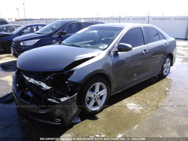 4T1BF1FK3EU863781 - 2014 TOYOTA CAMRY L/SE/LE/XLE 灰色 照片 2