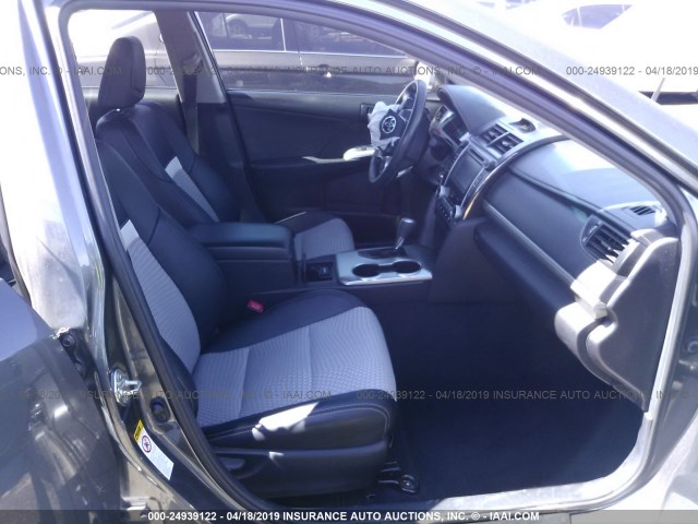 4T1BF1FK3EU863781 - 2014 TOYOTA CAMRY L/SE/LE/XLE 灰色 照片 5