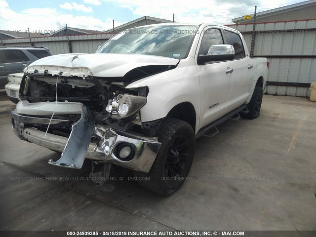 5TFEM5F13BX033852 - 2011 TOYOTA TUNDRA CREWMAX SR5 WHITE photo 2