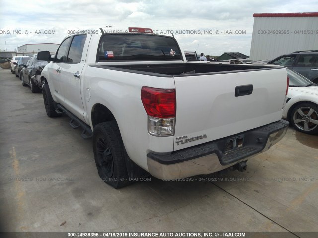 5TFEM5F13BX033852 - 2011 TOYOTA TUNDRA CREWMAX SR5 WHITE photo 3