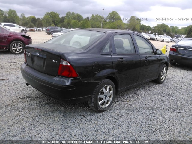 1FAHP34N75W254482 - 2005 FORD FOCUS ZX4 BLACK photo 4