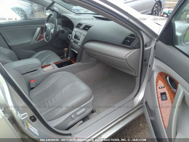 4T1BK3EK4AU114832 - 2010 TOYOTA CAMRY SE/LE/XLE SILVER photo 5