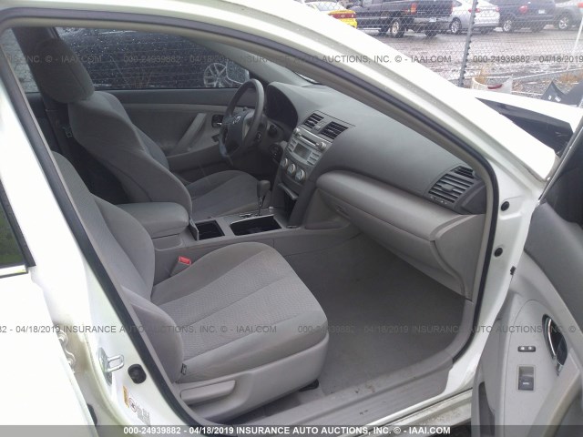 4T4BF3EK6BR138951 - 2011 TOYOTA CAMRY SE/LE/XLE WHITE photo 5