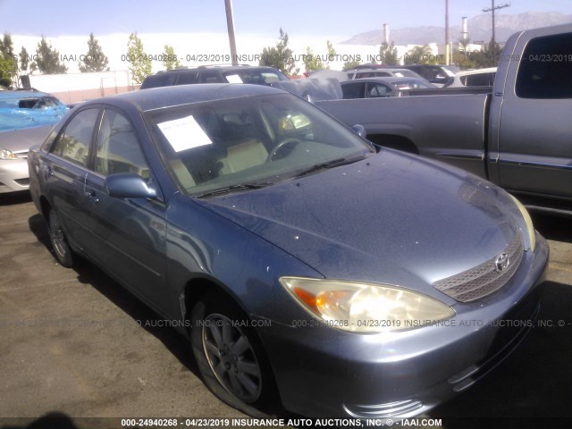 JTDBE32K520114699 - 2002 TOYOTA CAMRY LE/XLE/SE BLUE photo 1