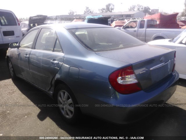 JTDBE32K520114699 - 2002 TOYOTA CAMRY LE/XLE/SE BLUE photo 3