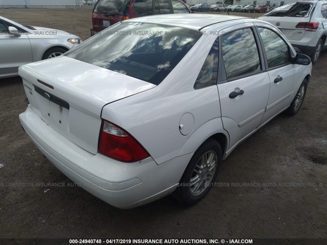 1FAFP34N47W305477 - 2007 FORD FOCUS ZX4/S/SE/SES WHITE photo 4