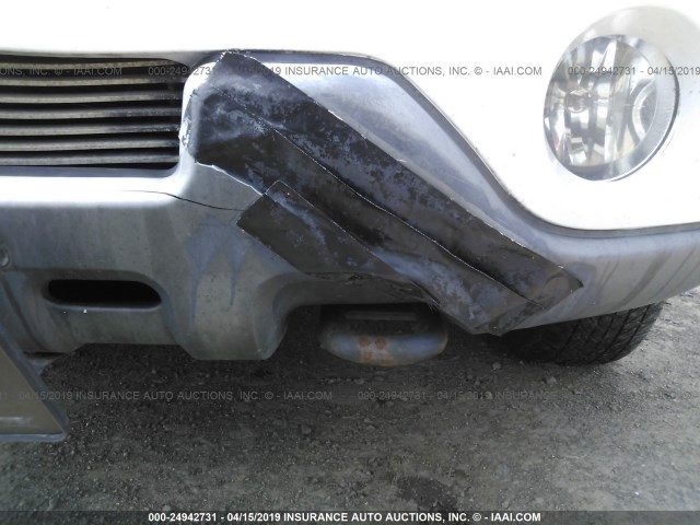 5LMFU28R22LJ05243 - 2002 LINCOLN NAVIGATOR Blanc photo 6