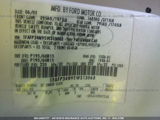 1FAFP34N95W313068 - 2005 FORD FOCUS ZX4 WHITE photo 9