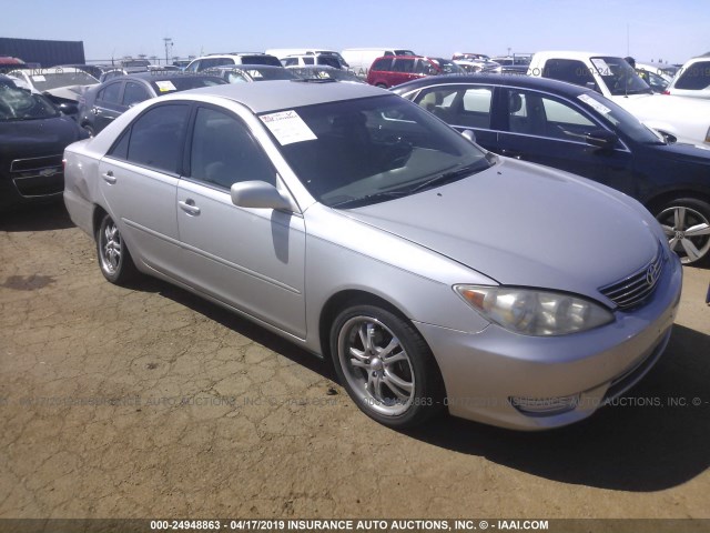 4T1BE32K35U092582 - 2005 TOYOTA CAMRY LE/XLE/SE SILVER photo 1
